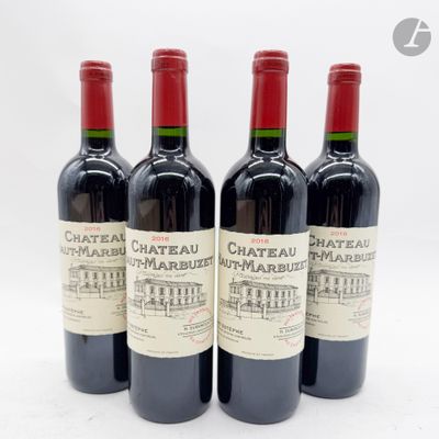 trois bouteilles de vin posées les unes à côté des autres sur une surface blanche