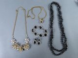 Plusieurs colliers et bracelets sont exposés sur une table