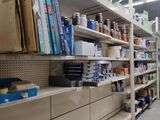 de nombreuses étagères dans le magasin qui contiennent différents articles