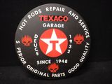 une photo d'une enseigne de station-service Texaco sur fond noir