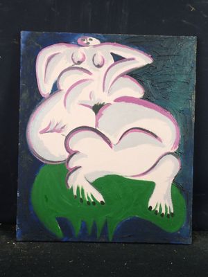 un tableau représentant une femme assise sur un objet vert