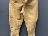 un gros plan sur un pantalon suspendu à une corde à linge