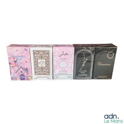 trois boîtes de parfum sont alignées sur une surface blanche