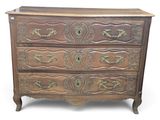 une image d'une commode en bois avec des sculptures ornementales