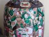 un vase posé sur une table dans une pièce