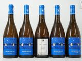 six bouteilles de vin sont alignées sur une table