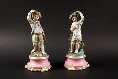 paire de figurines anciennes en porcelaine représentant un garçon et une fille