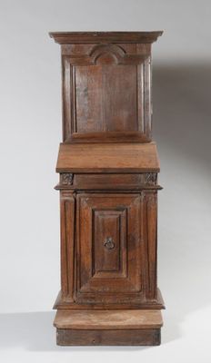 un petit meuble en bois surmonté d'une horloge