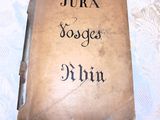 un vieux livre écrit posé sur une table