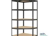 un gros plan d'une étagère comportant quatre tablettes