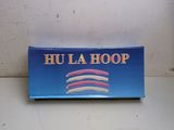 une photo d'une boîte de Hula Hoops posée sur une table