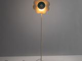 un lampadaire blanc surmonté d'un abat-jour en forme de fleur