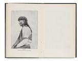 un livre ouvert sur lequel figure la photo en noir et blanc d'une femme