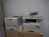 de nombreuses imprimantes posées sur une armoire dans une pièce