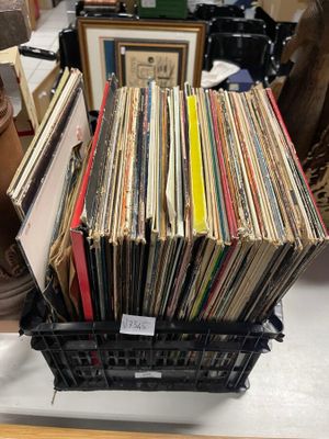 de nombreux disques dans un panier noir posé sur une table