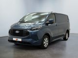 La nouvelle fourgonnette Ford Transit est garée dans une grande pièce.