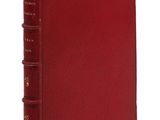 un livre rouge avec des bordures dorées et une couverture plaquée or