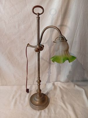 une lampe à l'ancienne avec un abat-jour vert sur fond blanc