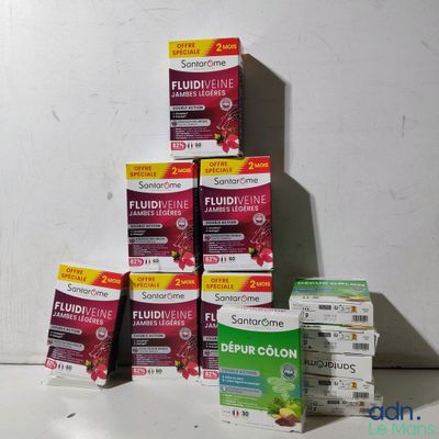 plusieurs sachets de liquide empilés les uns sur les autres sur une table