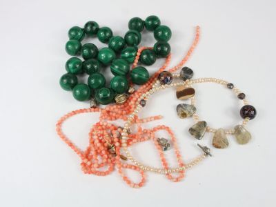 de nombreuses perles et bracelets sur un fond blanc