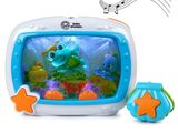 une petite télévision sur laquelle est représenté un poisson et un poisson en peluche à l'écran