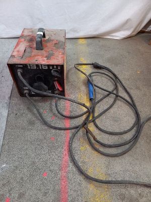 une petite machine posée sur le sol