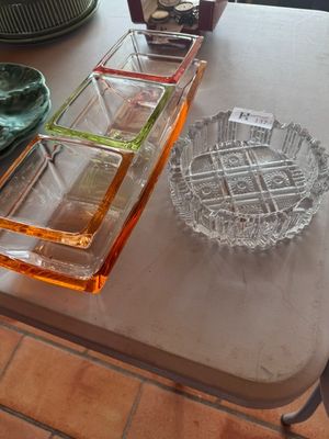 une table sur laquelle se trouve un plateau en verre et une assiette posée sur la table