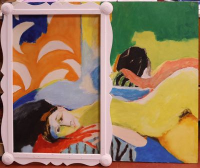 une photo d'une femme allongée sur un lit à côté d'une photo d'une femme