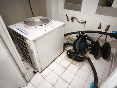 un petit climatiseur dans un coin de la salle de bains
