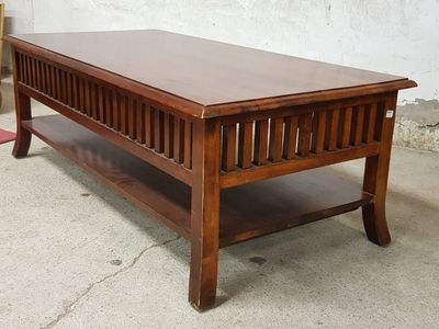 une table basse en bois avec une étagère en dessous
