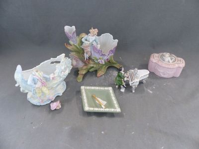 Plusieurs figurines sont exposées sur une surface grise encadrée.