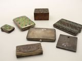 plusieurs morceaux de métal et de bois sont posés sur une surface blanche