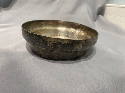 un bol posé sur une table