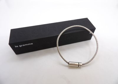 un gros plan d'un bracelet posé sur une table près d'une boîte