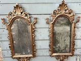 deux miroirs accrochés l'un à côté de l'autre au mur