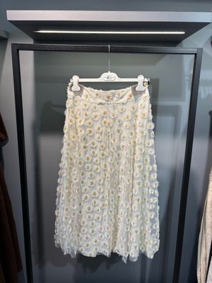 une photo d'une robe suspendue à un cintre dans une armoire