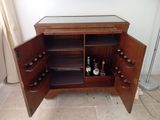 une armoire en bois avec un plateau en verre et deux tiroirs