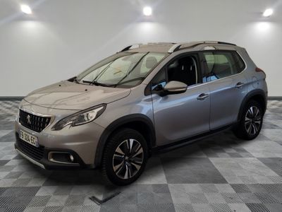 la voiture argentée est garée sur le sol en damier d'un garage