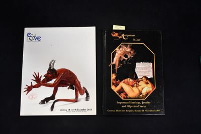 deux livres posés sur une table