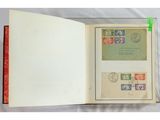 un livre ouvert avec des timbres et la photo d'un homme sur la couverture