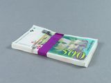 une liasse de billets posée sur une table