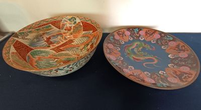 Lot composé d'un plat en émail à décor d'un dragon en son ce…