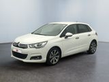 Une Citroën blanche est garée dans une pièce blanche