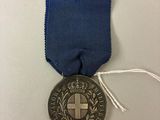 une médaille ornée d'un ruban bleu et d'une croix