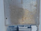 une pancarte apposée sur le mur d'un immeuble sur laquelle on peut lire « sss - agrément de sécurité »