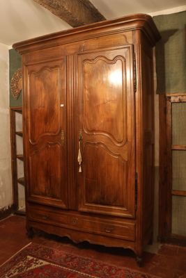 Armoire en bois naturel mouluré ouvrant par deux portes plei… - Photo 1