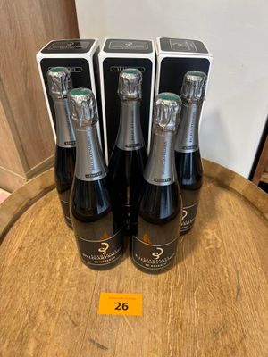 trois bouteilles de champagne posées sur un tonneau en bois