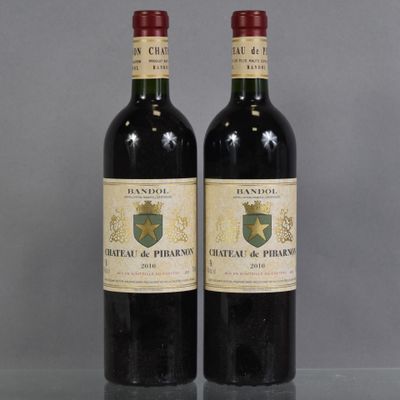 deux bouteilles de vin rouge posées l'une à côté de l'autre sur une table