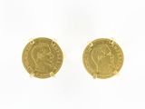 deux pièces d'or posées sur une surface blanche, sur fond blanc