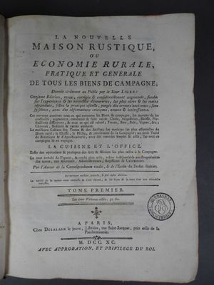 un livre ouvert sur lequel figure le visage d'un homme en noir et blanc